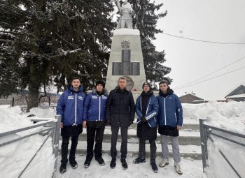 Активисты ЕР очистили от снега памятник ВОВ в нижегородском Новопокровском