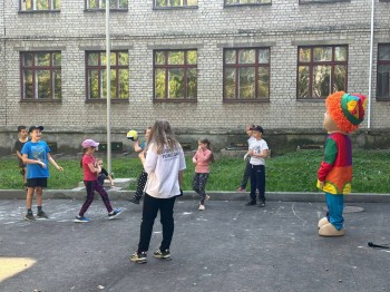 Аниматоры развлекают детей, пока нижегородцы голосуют на выборах