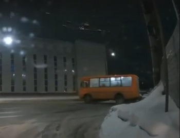 Зимний дрифт: мешавший проезду автобуса на Московском шоссе водитель легковушки привлечен к ответственности (ВИДЕО)