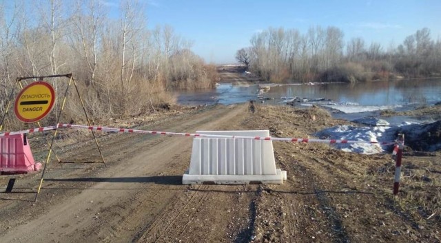 Четыре моста и один участок дороги затоплены паводком в Оренбуржье