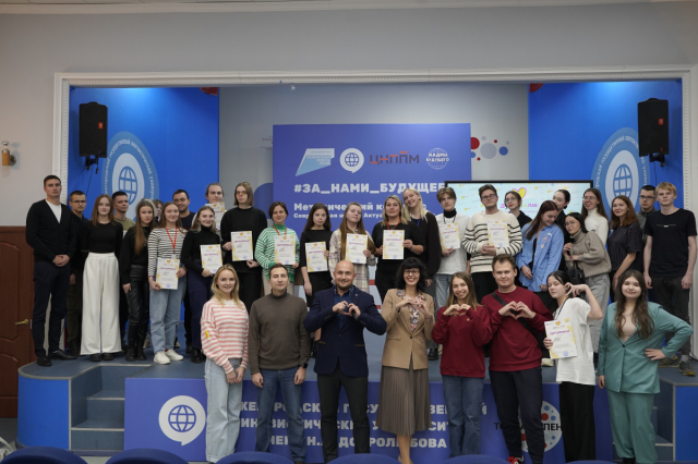 Участникам проекта "ДоброЛюбов.ЛАБ" НГЛУ вручили сертификаты Участникам проекта "ДоброЛюбов.ЛАБ" НГЛУ вручили сертификаты