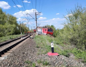 Локомотив сошёл с рельсов в Самарской области Локомотив сошёл с рельсов в Самарской области