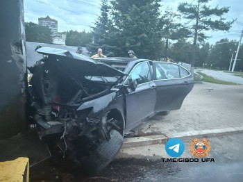 Toyota Camry врезалась в ТЦ "Семья" в Уфе Toyota Camry врезалась в ТЦ "Семья" в Уфе