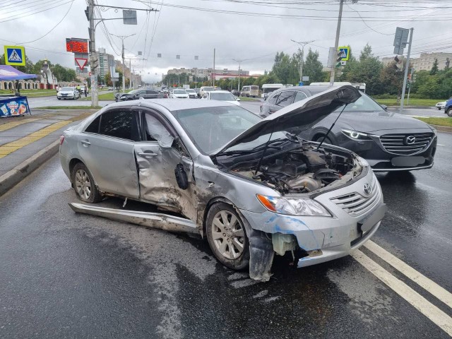 Девочка на тротуаре пострадала при столкновении иномарок в Чебоксарах