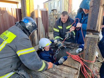 Нижегородские спасатели вызволили собаку со дна колодца