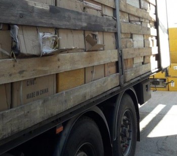 Партию контрафактной обуви, парфюмерии и табака из Казахстана задержали в Самарской области