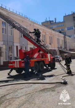 300 человек эвакуировали из горящего бизнес-центра в Чебоксарах