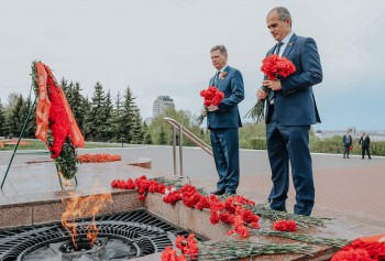 Глава города и глава администрации Чебоксар возложили цветы к Вечному огню у Монумента Славы