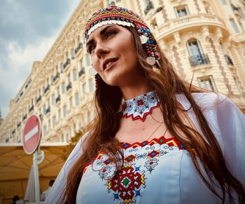 Юлия Переверзева представила в Каннах чувашский национальный костюм Юлия Переверзева представила в Каннах чувашский национальный костюм