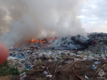 Пожар на мусорном полигоне в удмуртской Можге локализован на площади около 10 тыс. м. (ВИДЕО)