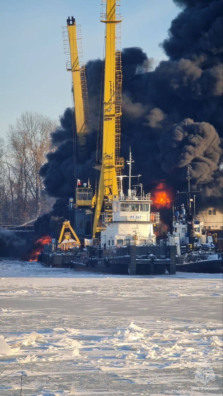 Погибший мужчина мог находиться внутри горящего плавкрана под Нижним Новгородом