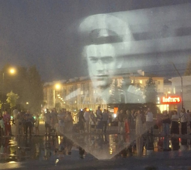 Героев Удмуртии показали на глади фонтана в Ижевске в День ВДВ