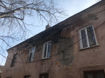 Никто не пострадал при обрушении штукатурки от фасада дома в Орджоникидзевском районе Уфы