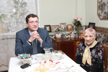 Глеб Никитин поздравил с 90-летием ветерана прокуратуры Клару Серебряную