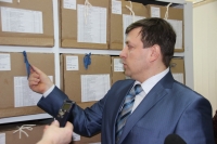 Экскурсию по архиву города Саров провел для СМИ директор учреждения Михаил Гончаров