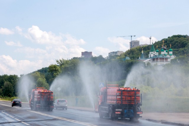 Полив нижегородских дорог в жару производят три раза в сутки 