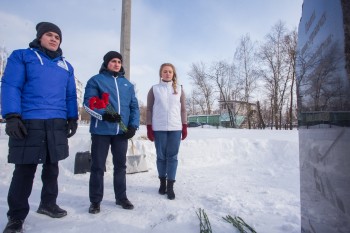 Нижегородцы возложили тысячи гвоздик к памятникам героев войны