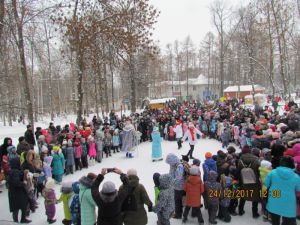 Более 500 детей и взрослых приняли участие в праздничном открытии главной ёлки в Ленинском р-не Чебоксар