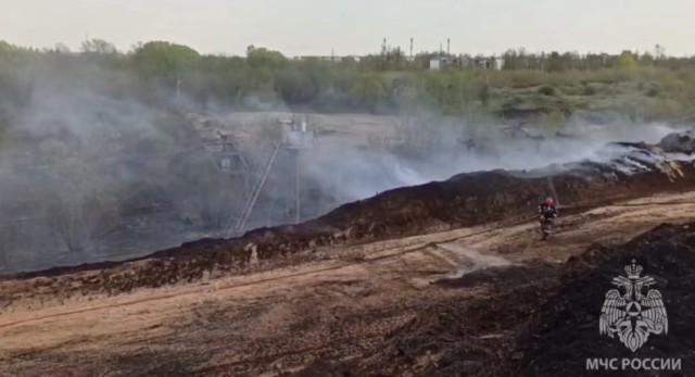 Пожарные тушат крупное возгорание на промпроизводстве в Балахне