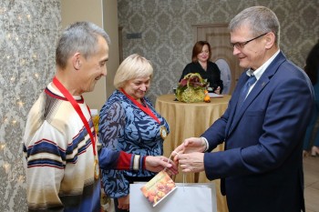 Петр Банников поздравил девять нижегородских пар - юбиляров семейной жизни