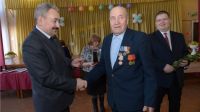 Глава города Чебоксары Леонид Черкесов вручил ветеранам Южного поселка памятные медали в честь 70-летия Дня Победы

