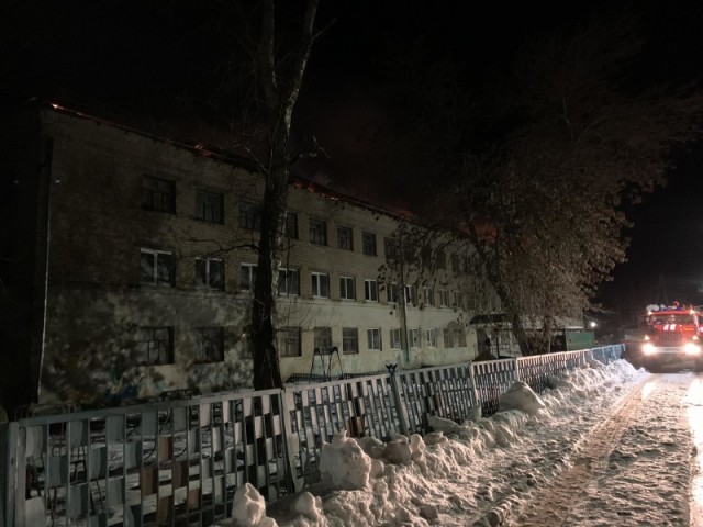 Крыша школы горела в Саратовской области Крыша школы горела в Саратовской области