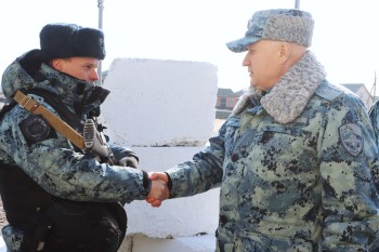 Юрий Арсентьев наградил нижегородских полицейских в Дагестане