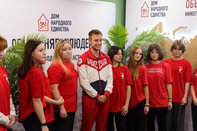 Более 150 школьников и студентов пришли на встречу с чемпионом Паралимпиады Андреем Вдовиным в Дом народного единства