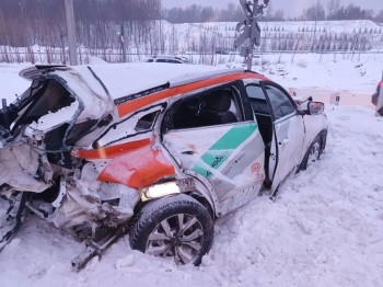 Автомобиль и поезд столкнулись в Татарстане