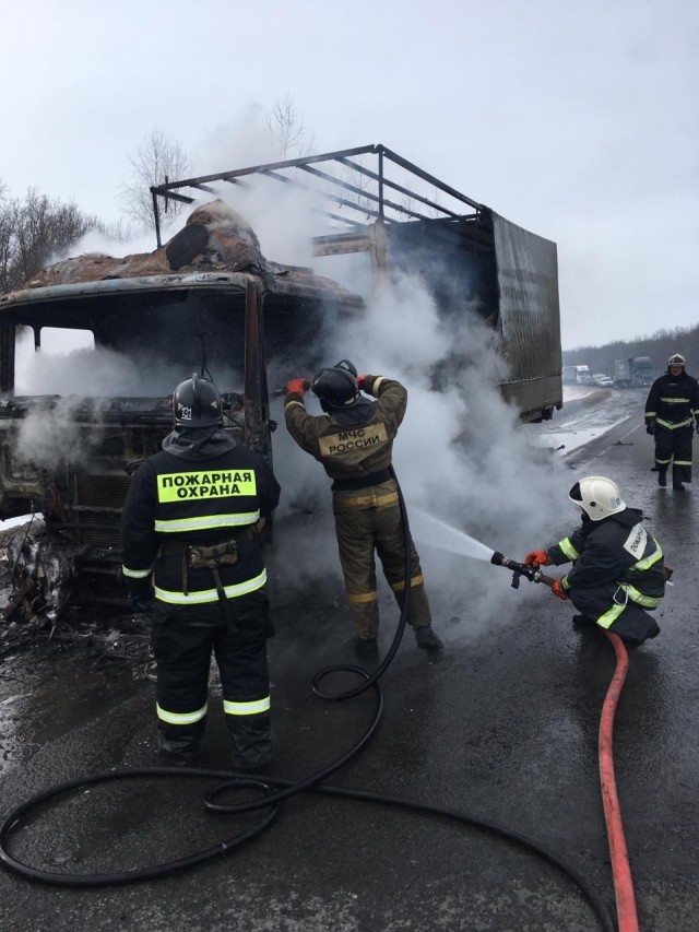 Фура загорелась во время движения на М-7 в Нижегородской области (ВИДЕО)