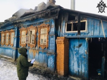 Следователи выясняют причины гибели молодой семьи на пожаре в Семенове 