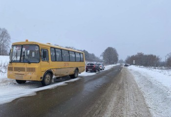 Школьный автобус и две легковушки столкнулись в Удмуртии