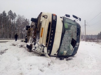 Рейсовый автобус опрокинулся на бок в Нижегородской области