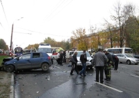 Водитель иномарки погиб при столкновении автомобиля с автобусом ПАЗ и еще двумя иномарками в Нижнем Новгороде