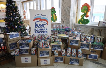 500 новогодних подарков передали нижегородским пациентам детской облбольницы