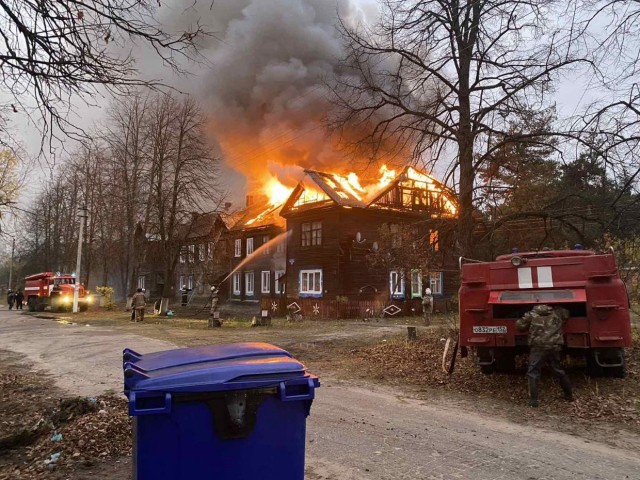 Огонь уничтожил крышу многоквартирного дома в Чкаловском районе