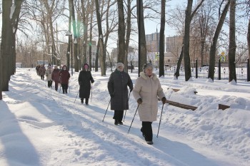 Любители скандинавской ходьбы собираются в парке &quot;Станкозавода&quot; в Нижнем Новгороде