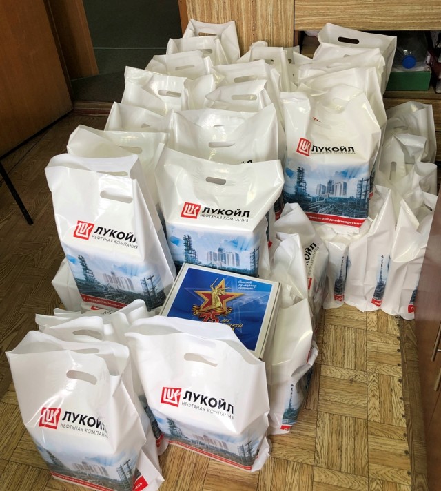 Компания "ЛУКОЙЛ" передала поздравления и памятные подарки участникам и ветеранам Великой Отечественной войны