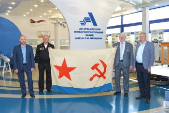 Музей АПЗ получил реликвию с крейсера "Слава"