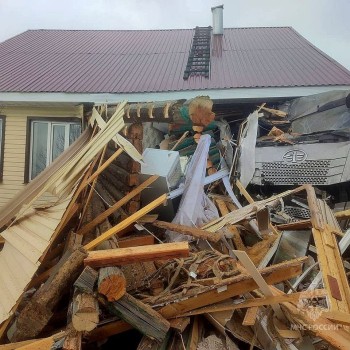 Автомобиль врезался в жилой дом в Нижегородской области