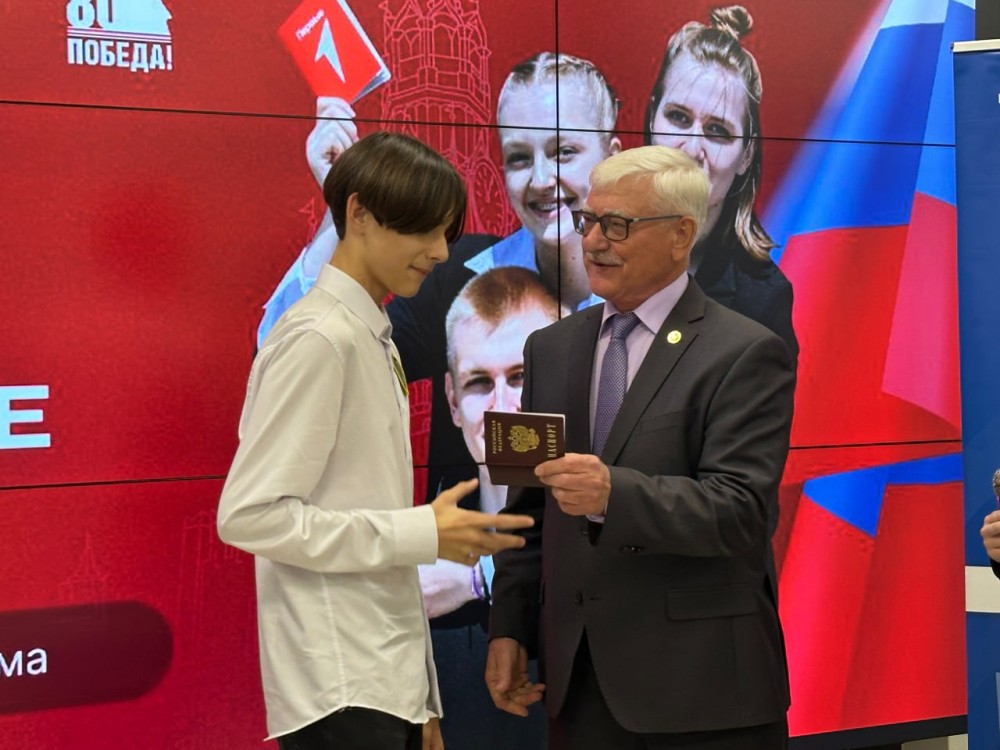 Виктор Лунин: Вручение первого паспорта — особенное событие в жизни каждого человека