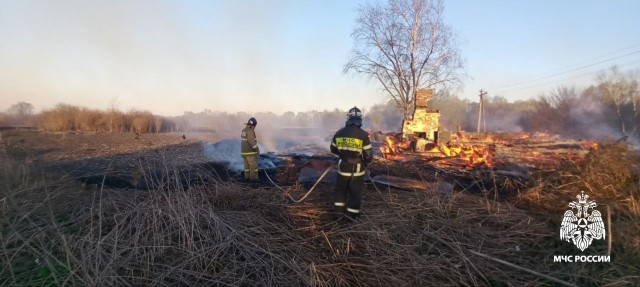 Огонь с поля перекинулся на село в Чувашии