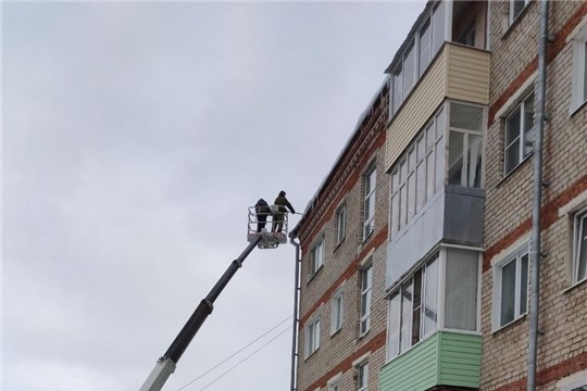 Очистка кровель от снега и наледи ведётся в Чебоксарах Очистка кровель от снега и наледи ведётся в Чебоксарах