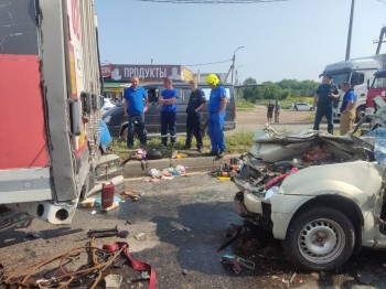 Четверо погибли в ДТП с пятью легковушками и грузовиками в Самарской области Четверо погибли в ДТП с пятью легковушками и грузовиками в Самарской области