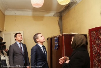 Владимир Панов поставил задачу незамедлительно улучшить условия жизни людей на улице Грекова, не дожидаясь расселения ветхого фонда