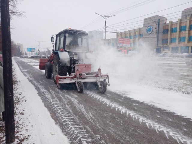Более 60 единиц коммунальной техники выпущено  на очистку дорог Чебоксар от снега и ликвидацию гололедицы