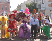 Около 2,4 тыс. лучших выпускников Нижнего Новгорода 2014 года приняли участие в городском празднике &quot;Последний школьный звонок&quot; 24 мая 