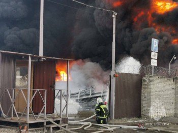 Губернатор Глеб Никитин взял на контроль ситуацию с тушением пожара на "НПК "Астат" в Дзержинске
