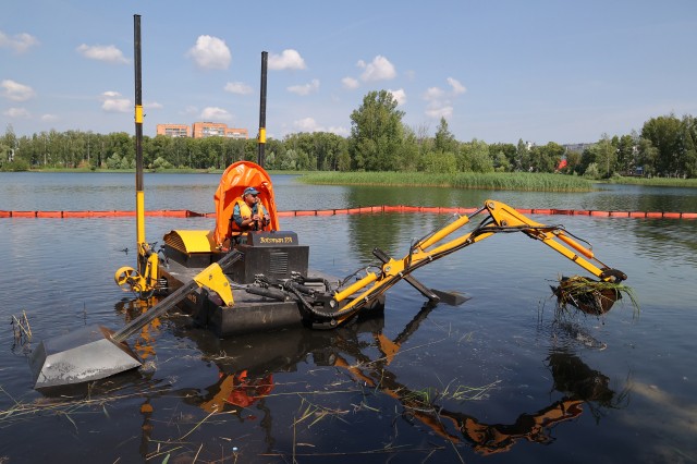 Свыше 3 тыс. кв. м. дна Светлоярского озера в Нижнем Новгороде очищено от мусора и ила с помощью машин-амфибий