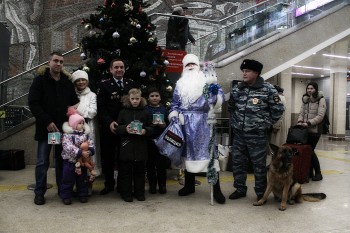 Полицейский Дед Мороз на Московском вокзале поздравил нижегородцев с наступающим Новым годом 